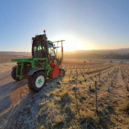 Tracteur dans les vignes